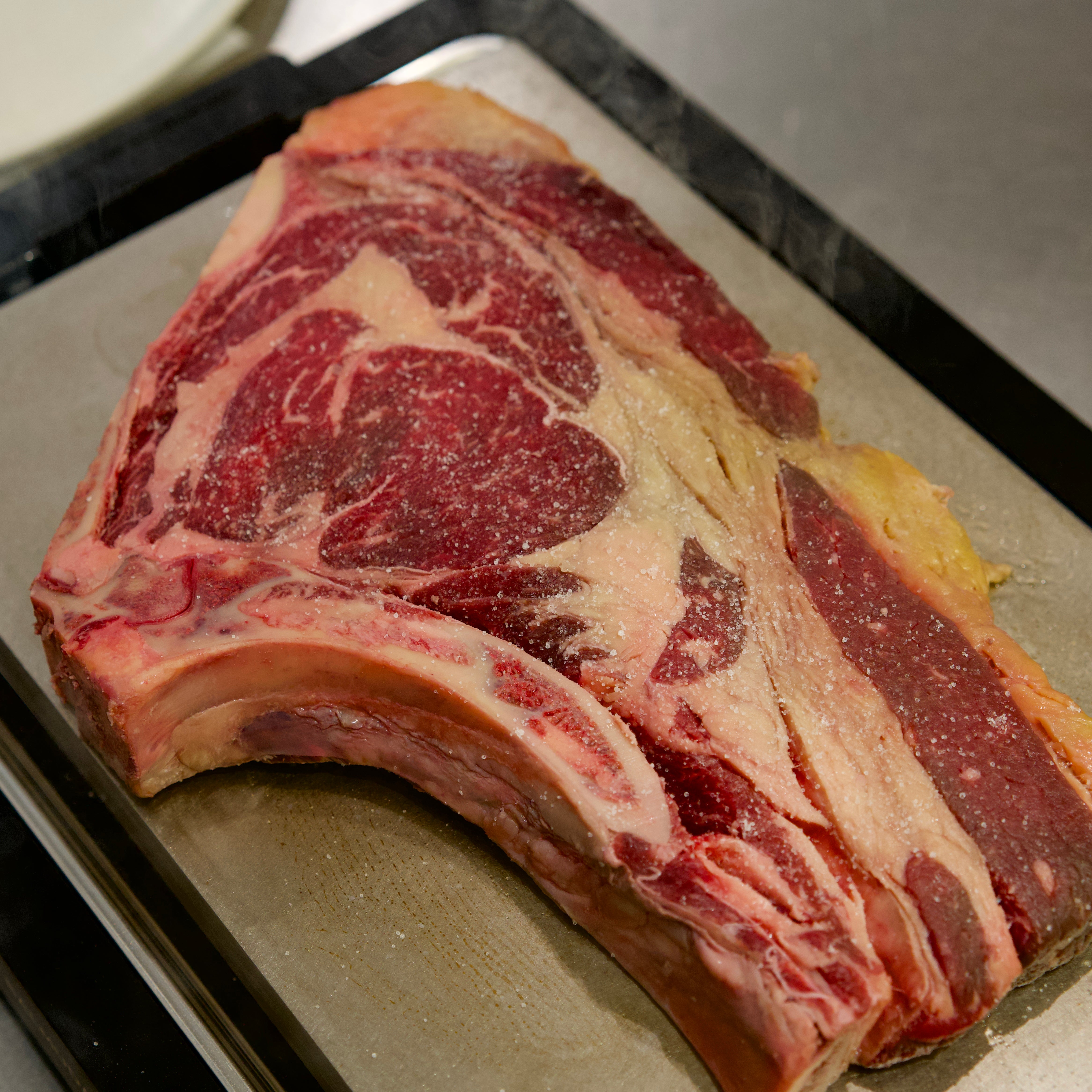 【世界一のステーキに認定】スペイン産 長期熟成 ルビアガジェガ牛 ( ルビアガレガ ) 骨付きリブロイン