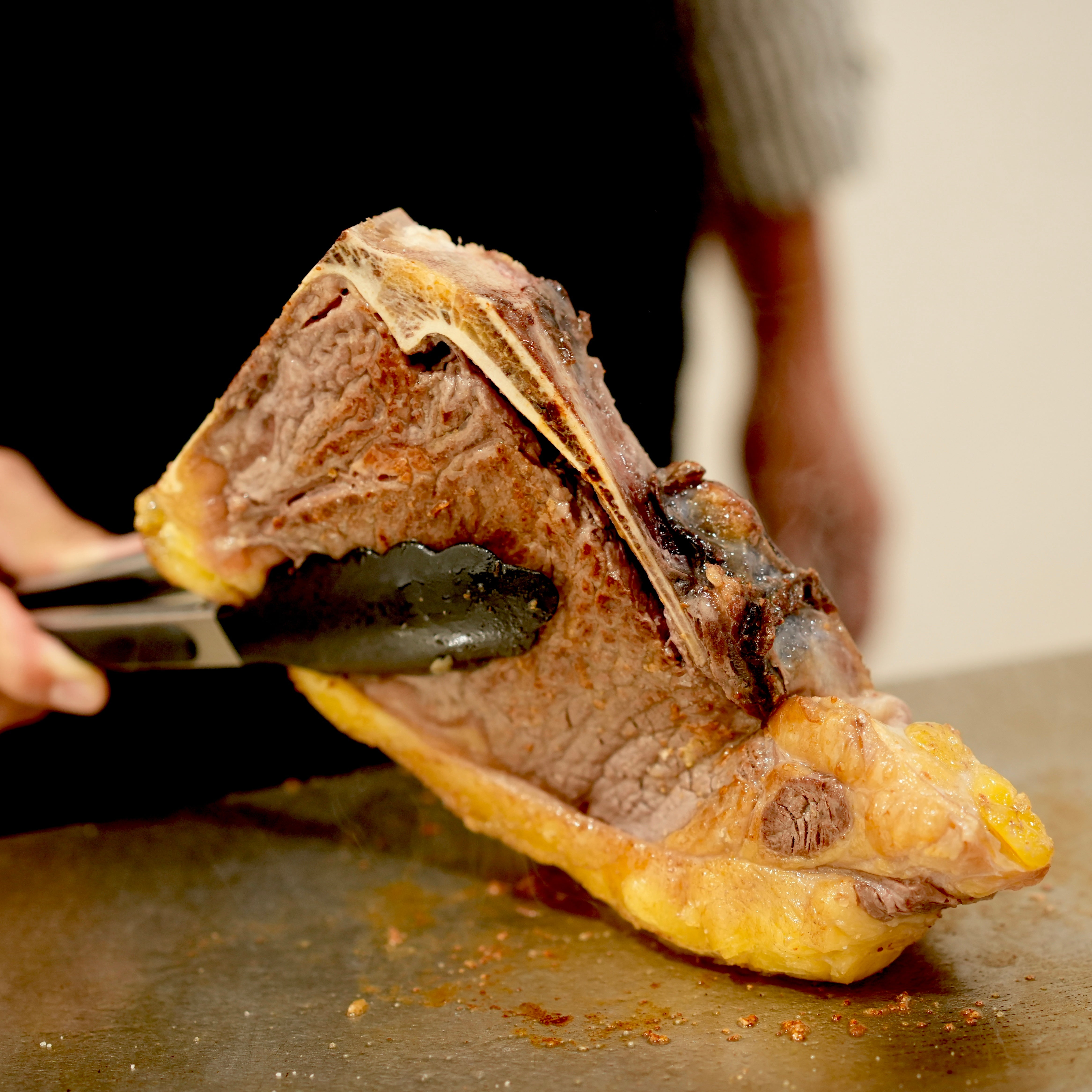 【世界一のステーキに認定】スペイン産 長期熟成 ルビアガジェガ牛 ( ルビアガレガ ) 骨付きストリップロイン