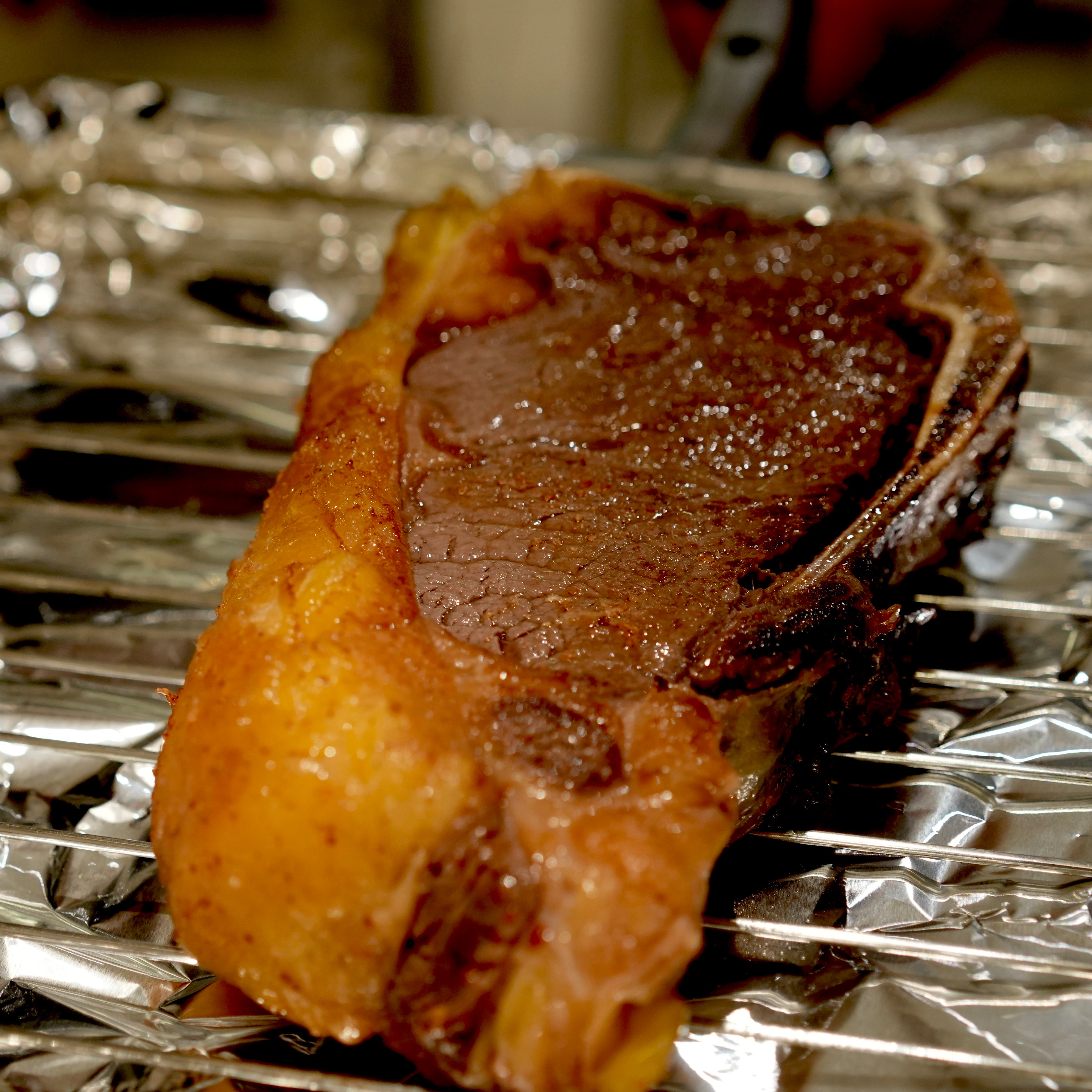 【世界一のステーキに認定】スペイン産 長期熟成 ルビアガジェガ牛 ( ルビアガレガ ) 骨付きストリップロイン