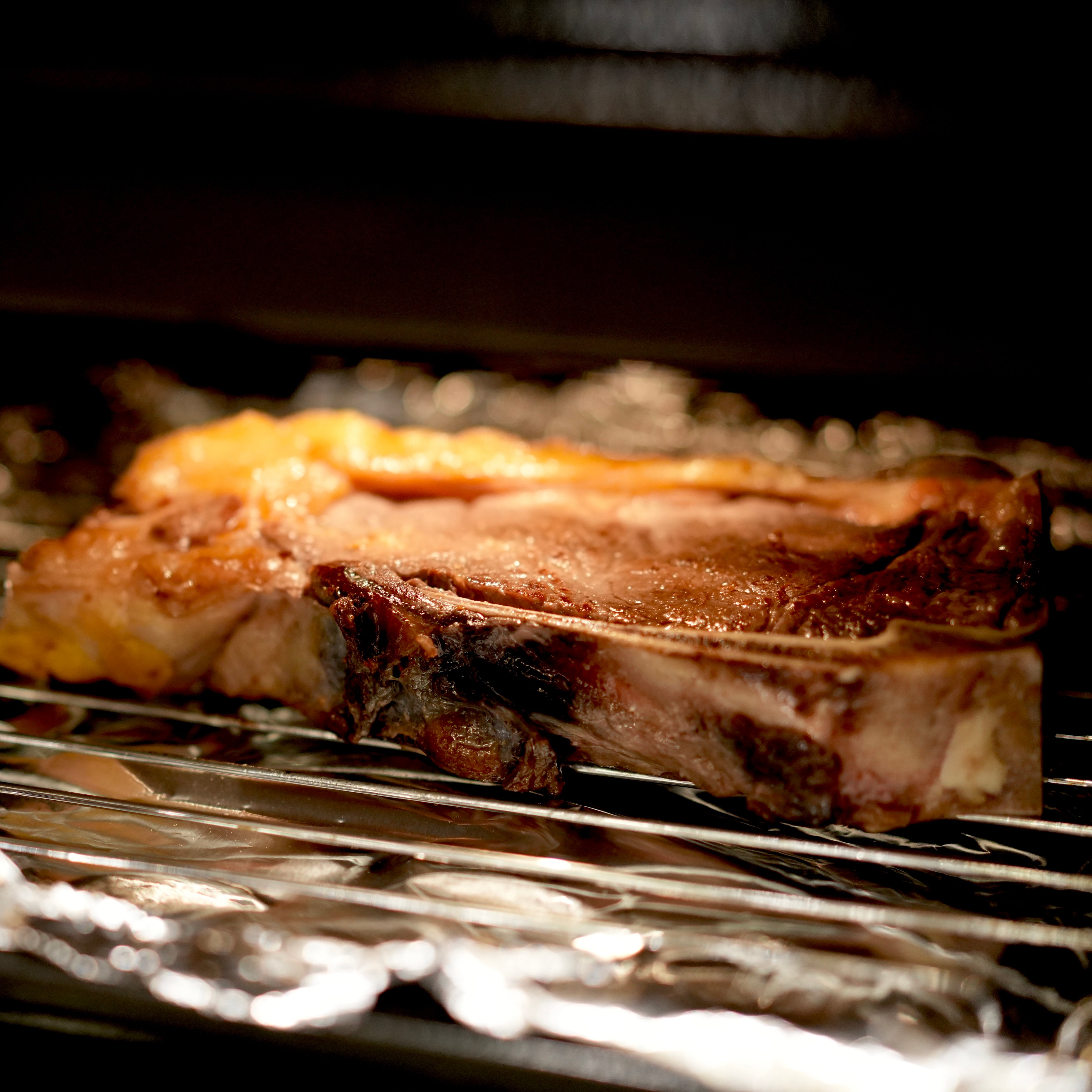 【世界一のステーキに認定】スペイン産 長期熟成 ルビアガジェガ牛 ( ルビアガレガ ) 骨付きストリップロイン