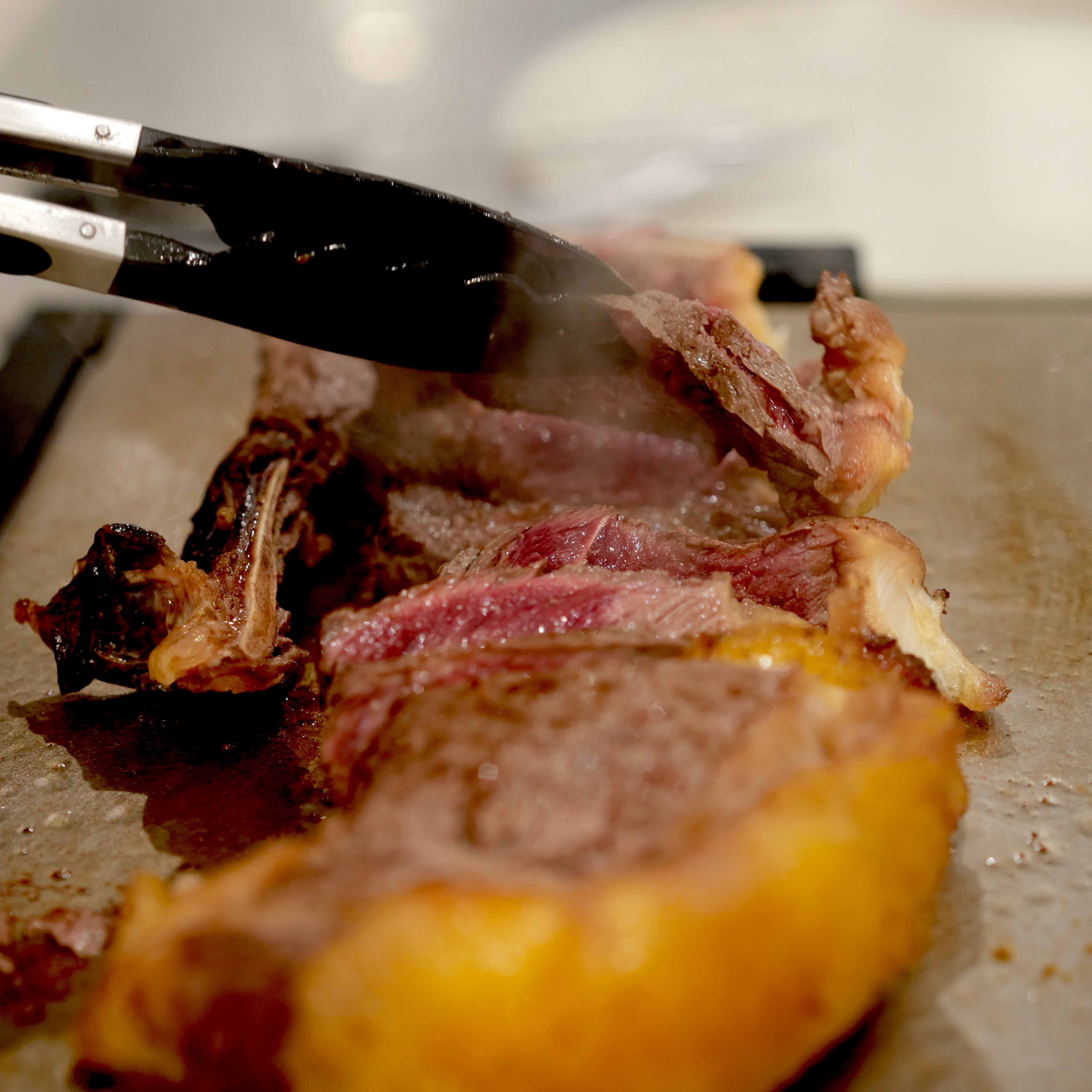 【世界一のステーキに認定】スペイン産 長期熟成 ルビアガジェガ牛 ( ルビアガレガ ) 骨付きストリップロイン